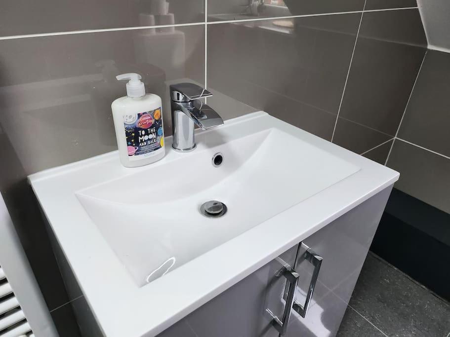 Supervalue Suite 3 - Fast Wifi, Hotel Linen, Keyless Entry, City Only 10 Mins - By Property Promise Cardiff Zewnętrze zdjęcie